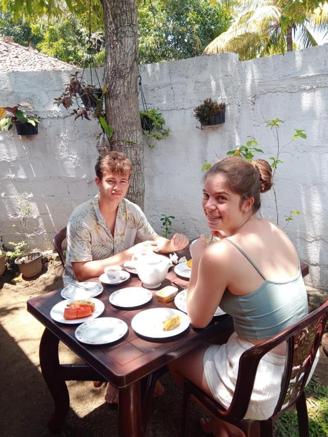 Menaka Homestay Tangalle Esterno foto